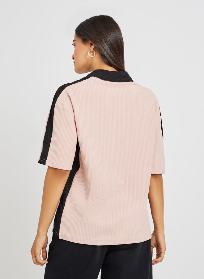 ستايلي تيشيرت فضفاض بياقة وأكمام قصيرة مطبوع عليه شعار - Image 4